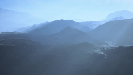 Wüstenlandschaft-Des-Pamir-Gebirges-Im-Nebel