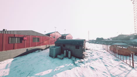 Estación-Antártida-Bajo-El-Sol-De-Verano