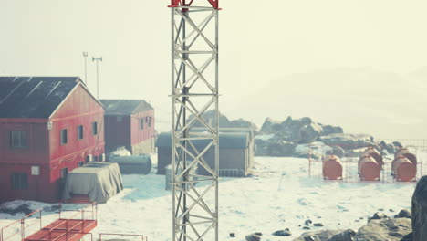 Edificios-De-La-Base-Rusa-De-Investigación-Y-Expedición-Polar-En-El-Ártico