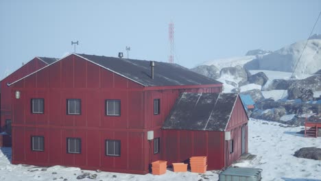 Estación-Científica-En-La-Antártida-En-Verano