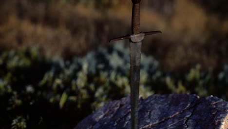 Berühmtes-Schwert-Excalibur-Von-König-Artus-Im-Felsen
