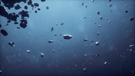 Filmischer-Flug-Durch-Ein-Dunkles-Asteroidenfeld-Im-Weltraum-Mit-Sternen
