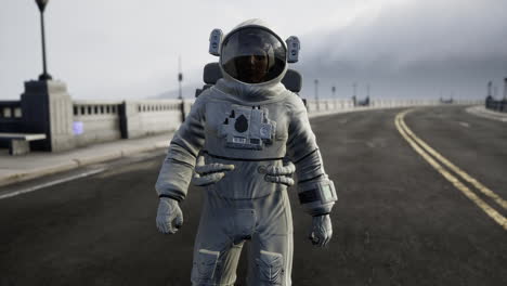 Astronaut-Im-Raumanzug-Auf-Der-Straßenbrücke