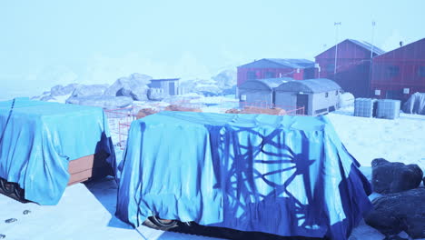Nieve-Alrededor-Del-Edificio-De-La-Estación-Polar-En-La-Antártida
