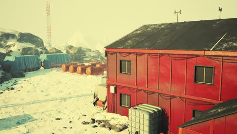 Nieve-Alrededor-Del-Edificio-De-La-Estación-Polar-En-La-Antártida