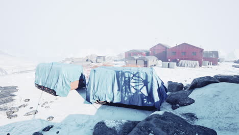 Schnee-Um-Das-Gebäude-Der-Polarstation-In-Der-Antarktis