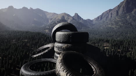 Neumáticos-De-Automóviles-Abandonados-En-Las-Montañas