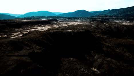Schwarze-Vulkanische-Basaltfelsen-Im-Schwachen-Licht
