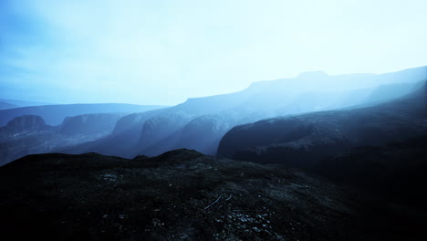 Montañas-Negras-En-Niebla-Profunda
