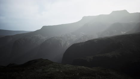 Montañas-Negras-En-Niebla-Profunda