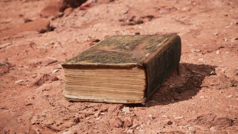 Libro-Antiguo-En-El-Desierto-De-Roca-Roja