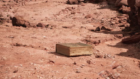 Libro-Antiguo-En-El-Desierto-De-Roca-Roja