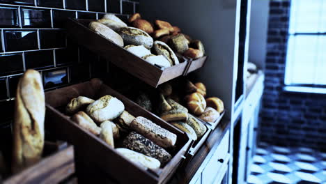 Frisches-Brot-Auf-Regalen-In-Der-Bäckerei