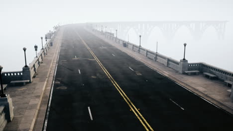Viejo-Puente-Vacío-En-Un-Día-De-Niebla