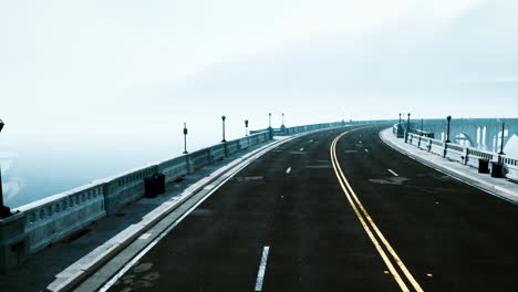 Beleuchtete-Leere-Straßenbrücke-Im-Nebel