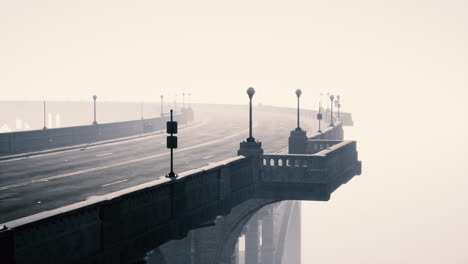 Blick-Auf-Die-Brücke-über-Den-Fluss-Im-Nebel