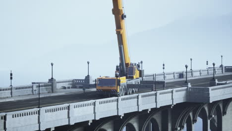 Gran-Grúa-Automática-En-El-Puente-Bajo-Construcción