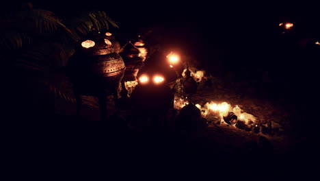 Goldener-Altar-Mit-Kerzen-In-Der-Nacht