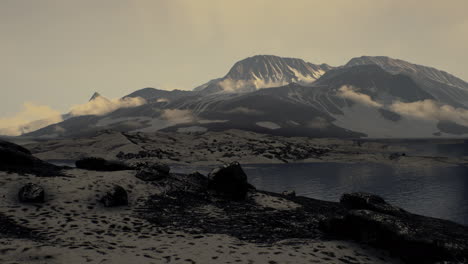Espectacular-Paisaje-De-La-Cordillera-Rocosa-Cubierta-De-Nieve