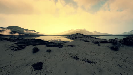 Blick-Auf-Die-Landschaft-Eines-Norwegischen-Fjords-Mit-Einem-Schneebedeckten-Berg-Und-Felsen