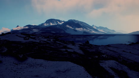 Espectacular-Paisaje-De-La-Cordillera-Rocosa-Cubierta-De-Nieve
