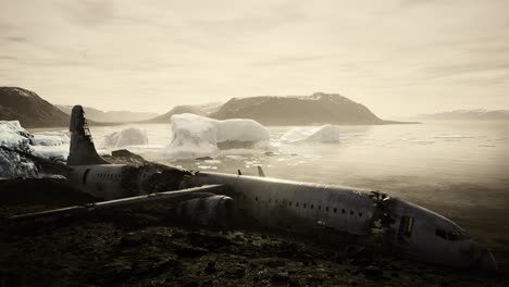 Viejo-Avión-Roto-En-La-Playa-De-Islandia