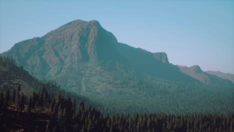 Majestätische-Berge-Mit-Waldvordergrund-In-Kanada