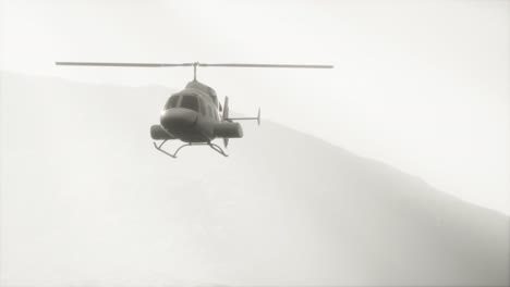 Extremer-Zeitlupenhubschrauber-In-Der-Nähe-Von-Bergen-Mit-Nebel