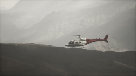 Extremer-Zeitlupenhubschrauber-In-Der-Nähe-Von-Bergen-Mit-Nebel