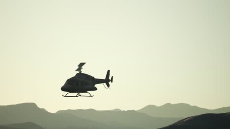 Helicóptero-Volador-En-Cámara-Lenta-Extrema-Y-Cielo-Al-Atardecer
