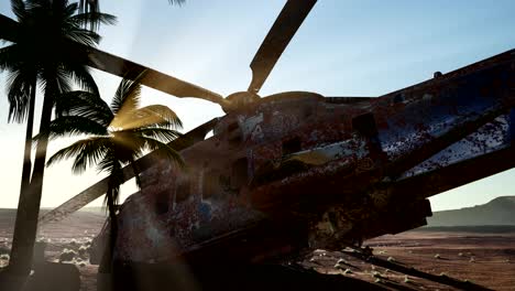 Alter-Verrosteter-Militärhubschrauber-In-Der-Wüste-Bei-Sonnenuntergang