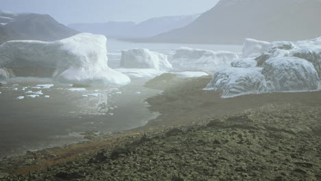 Arktische-Naturlandschaft-Mit-Eisbergen-Im-Grönländischen-Eisfjord