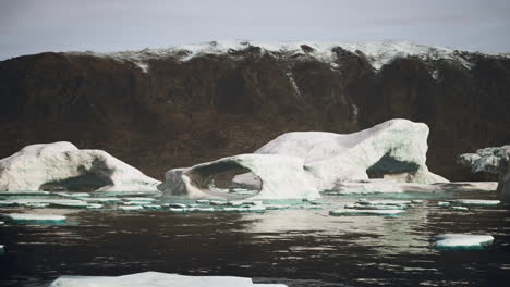 Riesige-Eisblockstrukturen-Auf-Dem-Schwarzen-Sand-Am-Meeresufer