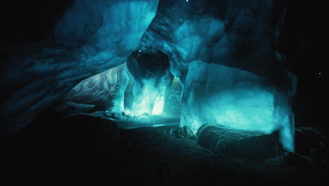 Increíble-Cueva-De-Hielo-Azul-En-El-Corazón-De-Un-Glaciar