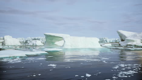 Icebergs-Glaciares-Y-Montañas-De-La-Península-Antártica