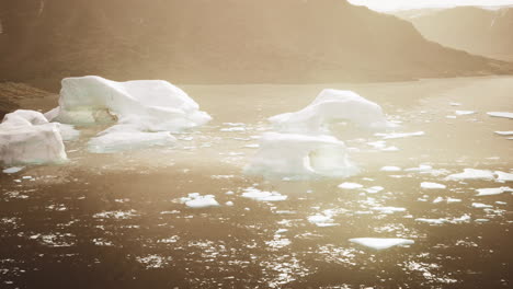 Icebergs-Glaciares-Y-Montañas-De-La-Península-Antártica