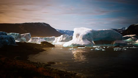 Pequeños-Icebergs-Y-Témpanos-De-Hielo-En-El-Mar-Cerca-De-Islandia
