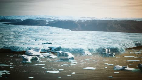 Pequeños-Icebergs-Y-Témpanos-De-Hielo-En-El-Mar-Cerca-De-Islandia