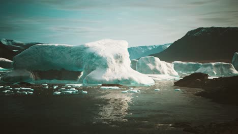 many-melting-icebergs-in-Antarctica
