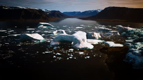 Hielo-Icebergs-En-Groenlandia-En-Verano