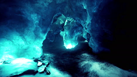 Cueva-De-Hielo-Azul-Cubierta-De-Nieve-E-Inundada-De-Luz
