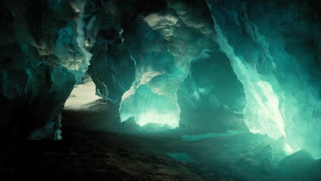 Blaue-Eishöhle-Mit-Schnee-Bedeckt-Und-Lichtdurchflutet