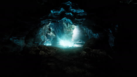 Cueva-De-Hielo-Azul-Cubierta-De-Nieve-E-Inundada-De-Luz