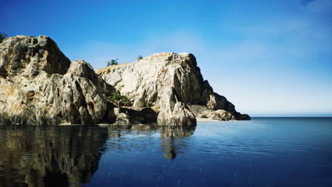 Costa-Del-Mar-Báltico-En-La-Isla-Rocosa