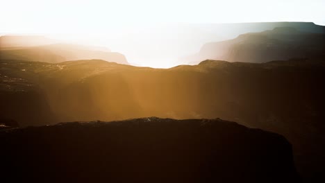 Desierto-Rocoso-Al-Amanecer-Espectacular