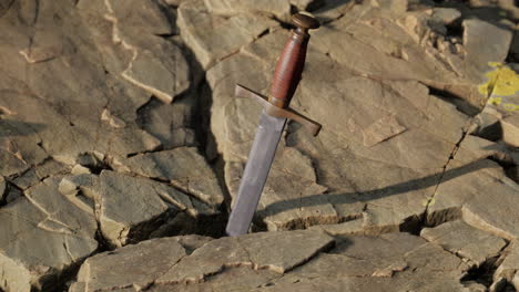 Excalibur-Schwert-In-Felsigem-Stein-Bei-Sonnenuntergang