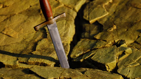 Espada-Excalibur-En-Piedra-Rocosa-Al-Atardecer