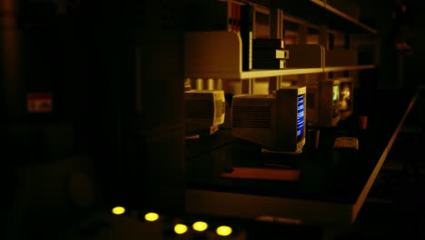 Antiguo-Laboratorio-De-Computación-Vintage-Oscuro