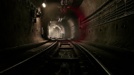 Túnel-Ferroviario-Vacío-Cerca-De-La-Estación-De-Tren-Subterráneo