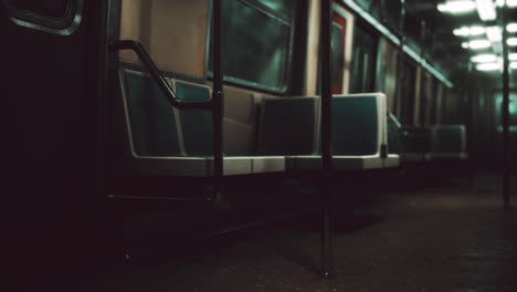 Der-U-Bahn-Wagen-Ist-Wegen-Des-Coronavirus-Ausbruchs-In-Der-Stadt-Leer